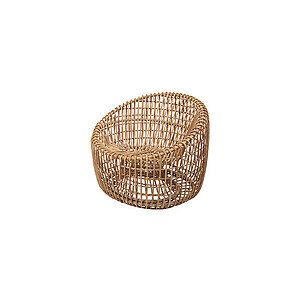 Rund stol i rattan med åben, flettet struktur og skulpturel form, der lader lys og luft passere.