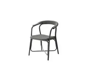 Sort Cane-Line stol i rattan med flettet sæde, integrerede armlæn og elegante, buede linjer.