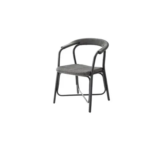Sort Cane-Line stol i rattan med flettet sæde, integrerede armlæn og elegante, buede linjer.