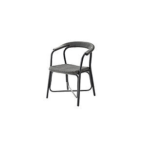 Sort Cane-Line stol i rattan med flettet sæde, integrerede armlæn og elegante, buede linjer.