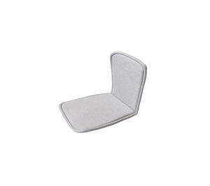 Lysegrå pude med ergonomisk design, skræddersyet til stolens sæde og ryglæn. Minimalistisk stil.
