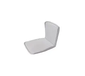 Lysegrå pude med ergonomisk design, skræddersyet til stolens sæde og ryglæn. Minimalistisk stil.