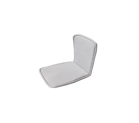 Lysegrå pude med ergonomisk design, skræddersyet til stolens sæde og ryglæn. Minimalistisk stil.