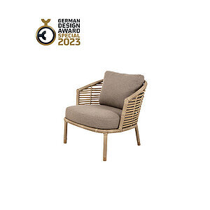 Lænestol med kurvet ryglæn og armlæn, flettet design, taupe hyndesæt og fire robuste ben.