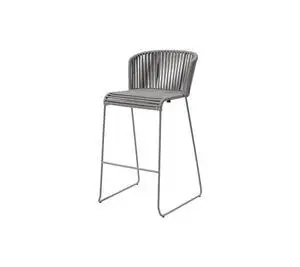 Grå barstol med flettet ryg og sæde, metalramme og fodstøtte. Minimalistisk og moderne design.