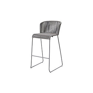 Grå barstol med flettet ryg og sæde, metalramme og fodstøtte. Minimalistisk og moderne design.