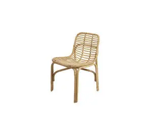 Minimalistisk rattan-stol med buet ryglæn og gittermønster. Lige ben understøtter det enkle design.