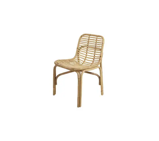 Minimalistisk rattan-stol med buet ryglæn og gittermønster. Lige ben understøtter det enkle design.