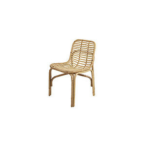 Minimalistisk rattan-stol med buet ryglæn og gittermønster. Lige ben understøtter det enkle design.
