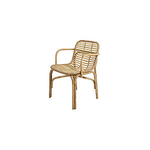 Rattan stol med armlæn, naturlig finish, parallelle slats, buede ben. Til indendørs brug.
