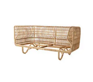 2-personers sofa i naturfarvet rattan med luftig, vævet design og rundede ben.