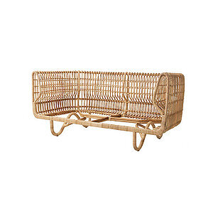 2-personers sofa i naturfarvet rattan med luftig, vævet design og rundede ben.