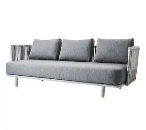 Grå 3-personers sofa med blødt polstrede sæde- og ryghynder, vævet ramme og korte, cylindriske ben.