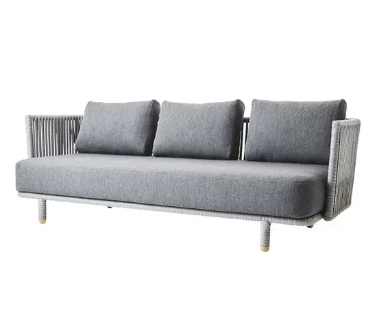 Grå 3-personers sofa med blødt polstrede sæde- og ryghynder, vævet ramme og korte, cylindriske ben.