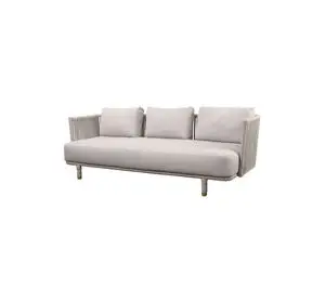 Tredelt sofa i lys stof med tre puder, vævet design på armlæn og ryg, og hævede ben.