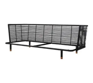 Sort sofa-ramme med vævet mønster, minimalistisk design og fire ben til indendørs brug.