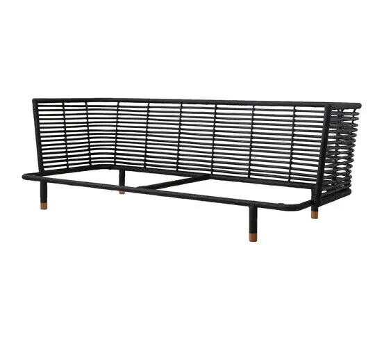 Sort sofa-ramme med vævet mønster, minimalistisk design og fire ben til indendørs brug.