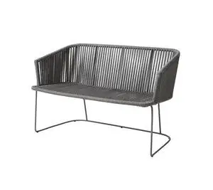 Grå bænk med minimalistisk design, vævet sæde og ryglæn, slankt metalstel, kurvede armlæn.