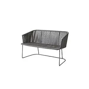 Grå bænk med minimalistisk design, vævet sæde og ryglæn, slankt metalstel, kurvede armlæn.