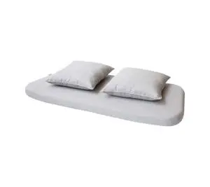 Tre hynder: en lang bænkhynde og to kvadratiske, alle i lys grå. Minimalistisk og moderne design.