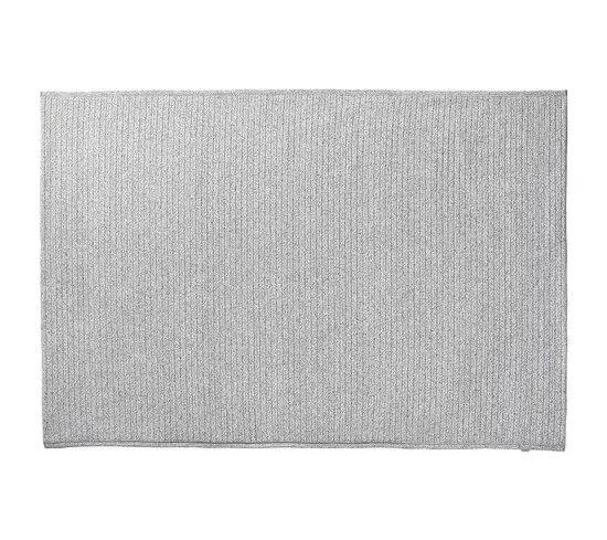 Rektangulært tæppe med vævet tekstur i flerfarvet design, måler 300x200 cm.