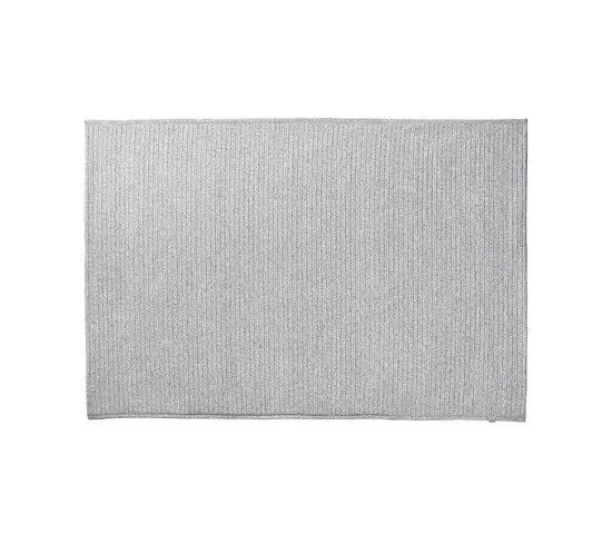 Rektangulært tæppe med fladvævet tekstur og flerfarvet design. Måler 240x170 cm.