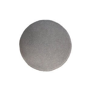 Rundt tæppe i taupe med tekstureret, strikket eller vævet mønster.