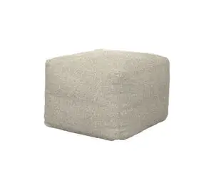 Firkantet fodskammel i lys, jordnær farve. Enkel og moderne design.