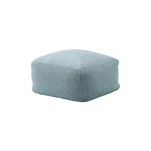 Turkis, kvadratisk fodskammel med strikket overflade og flad top, kompakt design.