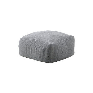 Grå, strikket fodskammel bruges som underlag for terninger, mens to personer interagerer med dem.