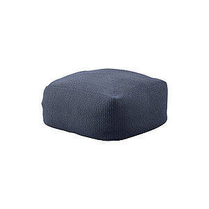 Firkantet fodskammel i midnatsblå med moderne mønster og stoftekstur.