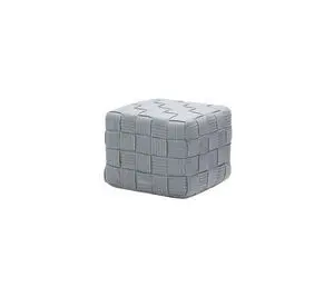 Firkantet, lysegrå fodskammel med flettet mønster og kubisk design.