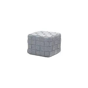 Firkantet, lysegrå fodskammel med flettet mønster og kubisk design.