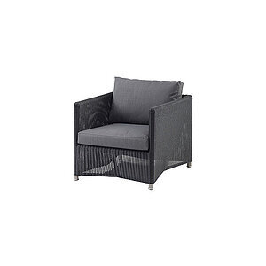 Moderne loungestol med grå vævet tekstur, grå hynder og synlige ben.