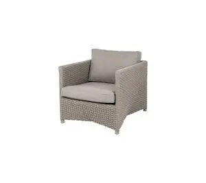 Udendørs loungestol med flettet ramme, høje armlæn og taupe hynder.