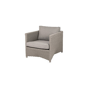 Udendørs loungestol med flettet ramme, høje armlæn og taupe hynder.