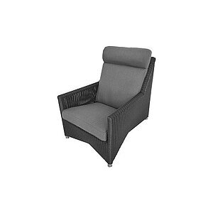 Moderne højrygget stol med grå hynder, grafitfarvet vævet ramme og komfortable armlæn.