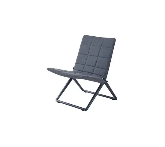 Moderne grå klapstol med metalramme og polstret sæde, foldemekanisme i "X"-form.
