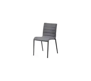Moderne grå stol uden armlæn, polstret sæde/ryg, slanke ben, minimalistisk design.