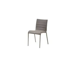 Taupe stol uden armlæn, polstret med vandrette syninger, minimalistisk design.