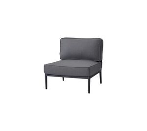 Grå minimalistisk loungestol med polstrede sæder og ryglæn, enkle linjer og moderne design.