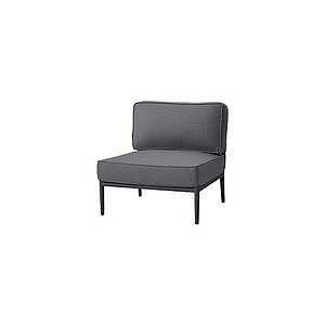 Grå minimalistisk loungestol med polstrede sæder og ryglæn, enkle linjer og moderne design.