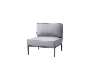 Lysegrå loungestol med rektangulære hynder og en enkel ramme med lige ben.