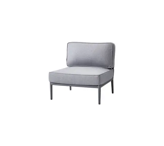 Lysegrå loungestol med rektangulære hynder og en enkel ramme med lige ben.
