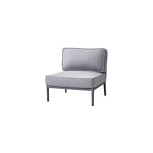 Lysegrå loungestol med rektangulære hynder og en enkel ramme med lige ben.