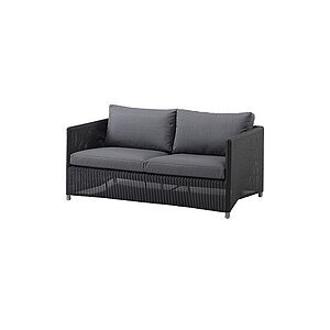 To-personers sofa med grå hynder, moderne design, vævet tekstur og små fødder.
