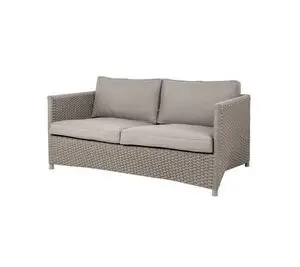 Udendørs 2-pers. sofa med vævet tekstur, matchende ryglæn og sædehynder i taupe farve.