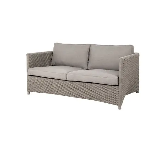Udendørs 2-pers. sofa med vævet tekstur, matchende ryglæn og sædehynder i taupe farve.