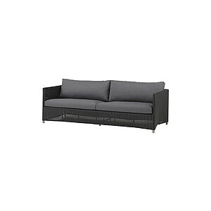 Moderne tre-personers sofa med grå hynder og mørk ramme. Sofaen har små fødder og rene linjer.