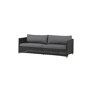 Moderne tre-personers sofa med grå hynder og mørk ramme. Sofaen har små fødder og rene linjer.